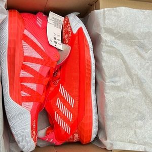 Dame 6. Solar red but they are orange. 9.5 men’s